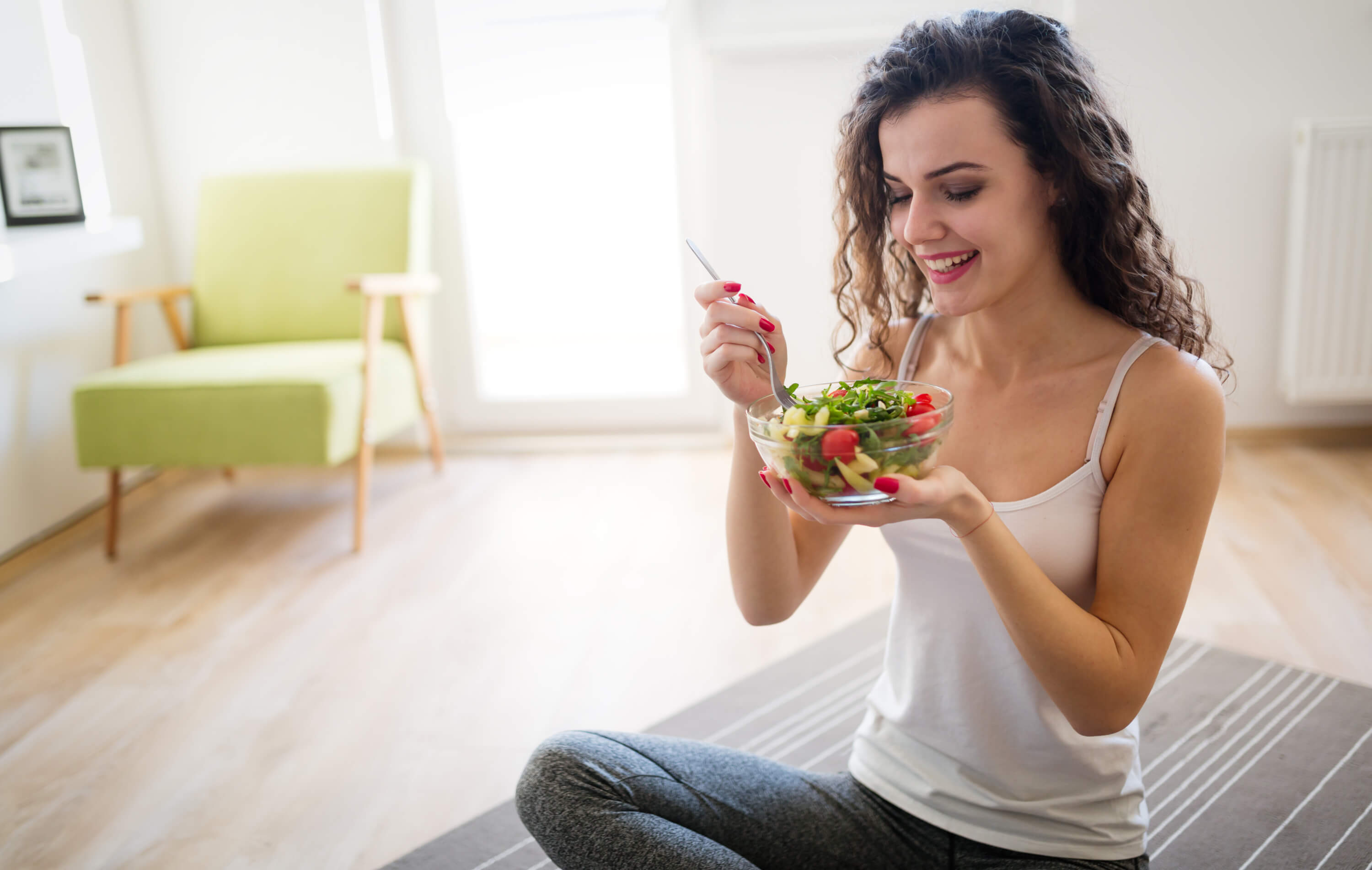 When we enjoy eating our body gets. Здоровое питание девушка. Наслаждение едой. Девушка на диете. Счастливая девушка с едой.